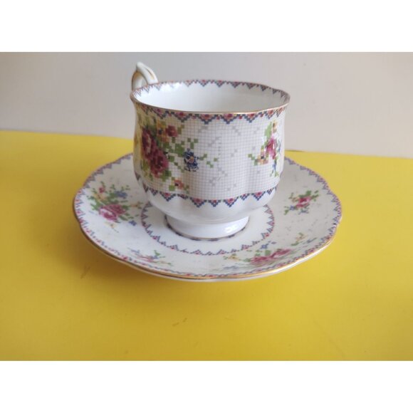 VINTAGE ROYAL ALBERT "Petit Point China" TEACUP & SAUCER SET  ENGLAND - Picture 8 of 14